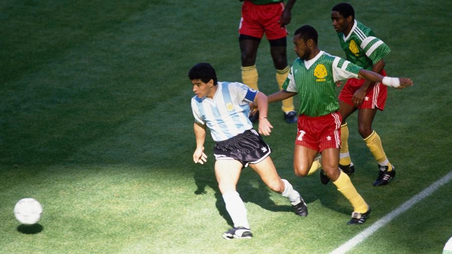 Maradona em ação no jogo entre Argentina e Camarões na Copa do Mundo de 1990 - RENARD eric/Corbis via Getty Images