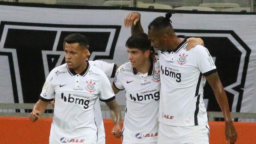 Araos e Jô comemoram um dos gols do Corinthians sobre o Atlético-MG no Mineirão - Fernando Moreno/AGIF