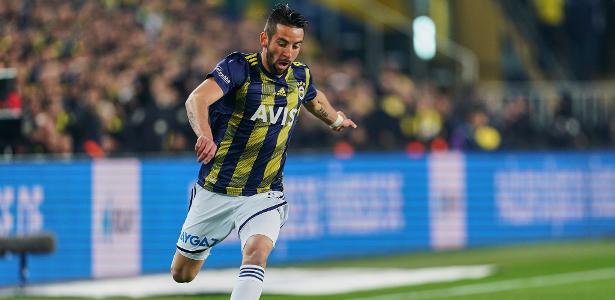 Flamengo fecha com o lateral direito Mauricio Isla, ex-jogador do Fenerbahçe