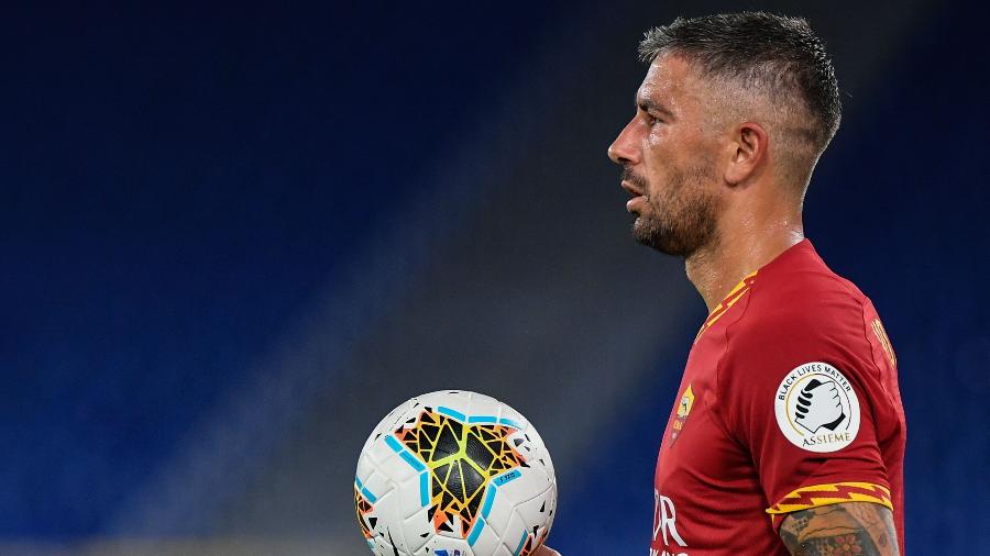 Aleksandar Kolarov atuava pela Roma; contrato tem duração de um ano - Andreas SOLARO / AFP