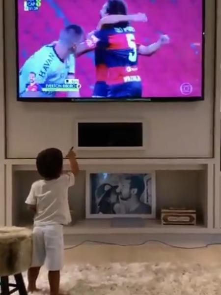 Filho de Everton Ribeiro celebra gol do pai em vitória do Flamengo - Reprodução/Twitter