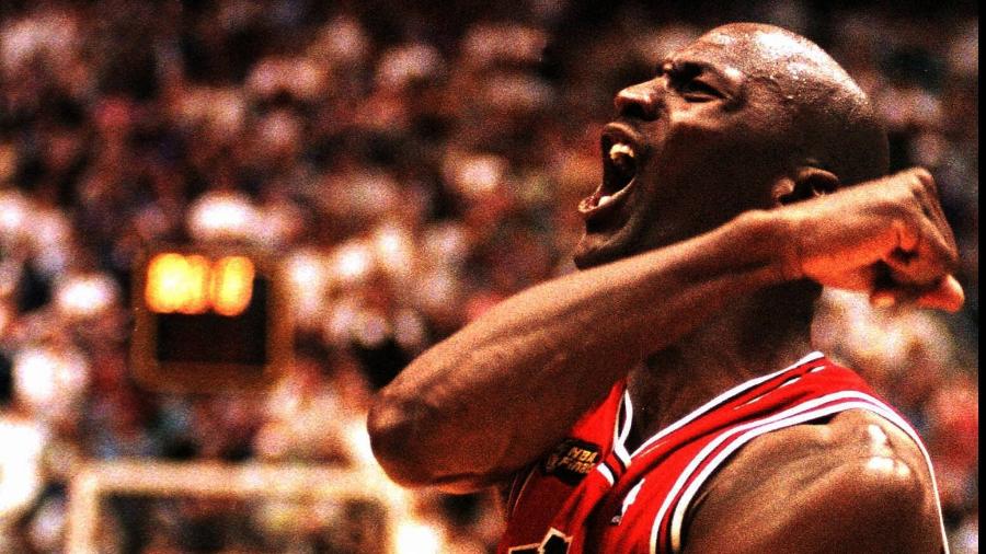 Michael Jordan comemora vitória do Chicago Bulls contra o Utah Jazz, em 98 - France Presse/France Presse