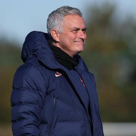 José Mourinho sorri durante treinamento do Tottenham - Tottenham Hotspur FC/Tottenham Hotspur FC via Getty Images