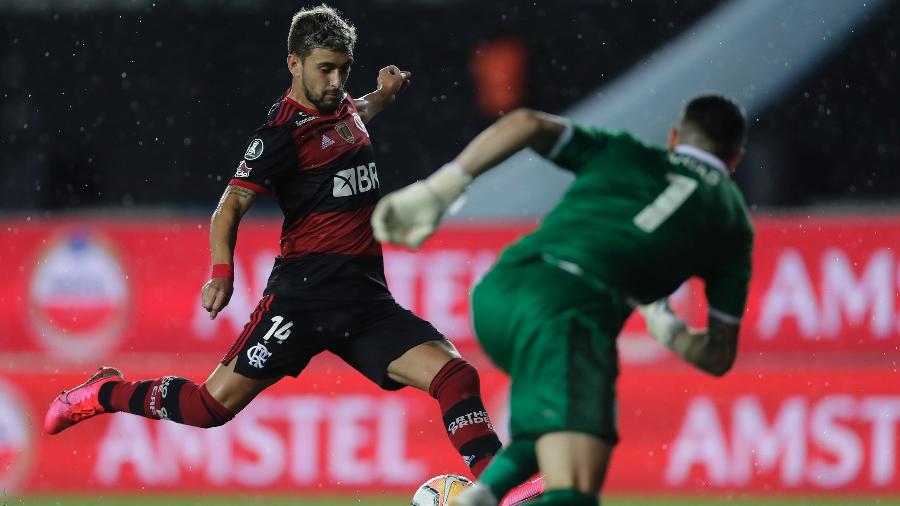 Arrascaeta em ação com a camisa do Flamengo diante do Racing, pela Libertadores - Juan Ignacio RONCORONI / POOL / AFP
