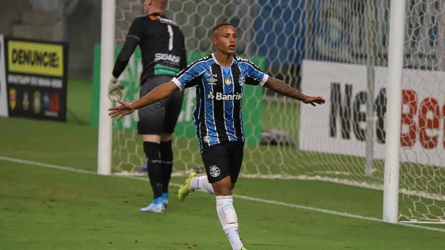 Guilherme Azevedo comemora gol do Grêmio contra o Aimoré pelo Campeonato Gaúcho - Maxi Franzoi/AGIF