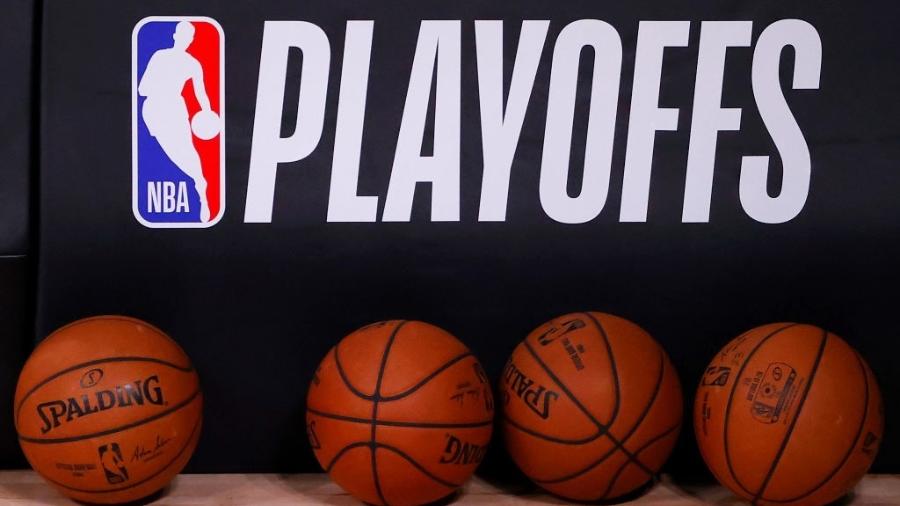 Logo dos playoffs da NBA durante jogo decisivo da temporada passada - Kevin C. Cox/Getty Images