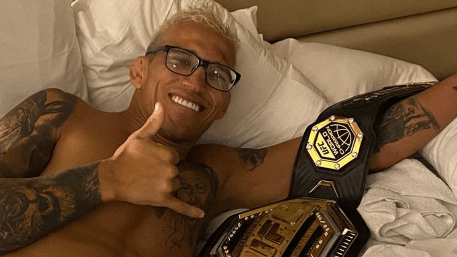 Charles do Bronx posa na cama com cinturão do UFC - Reprodução/Instagram