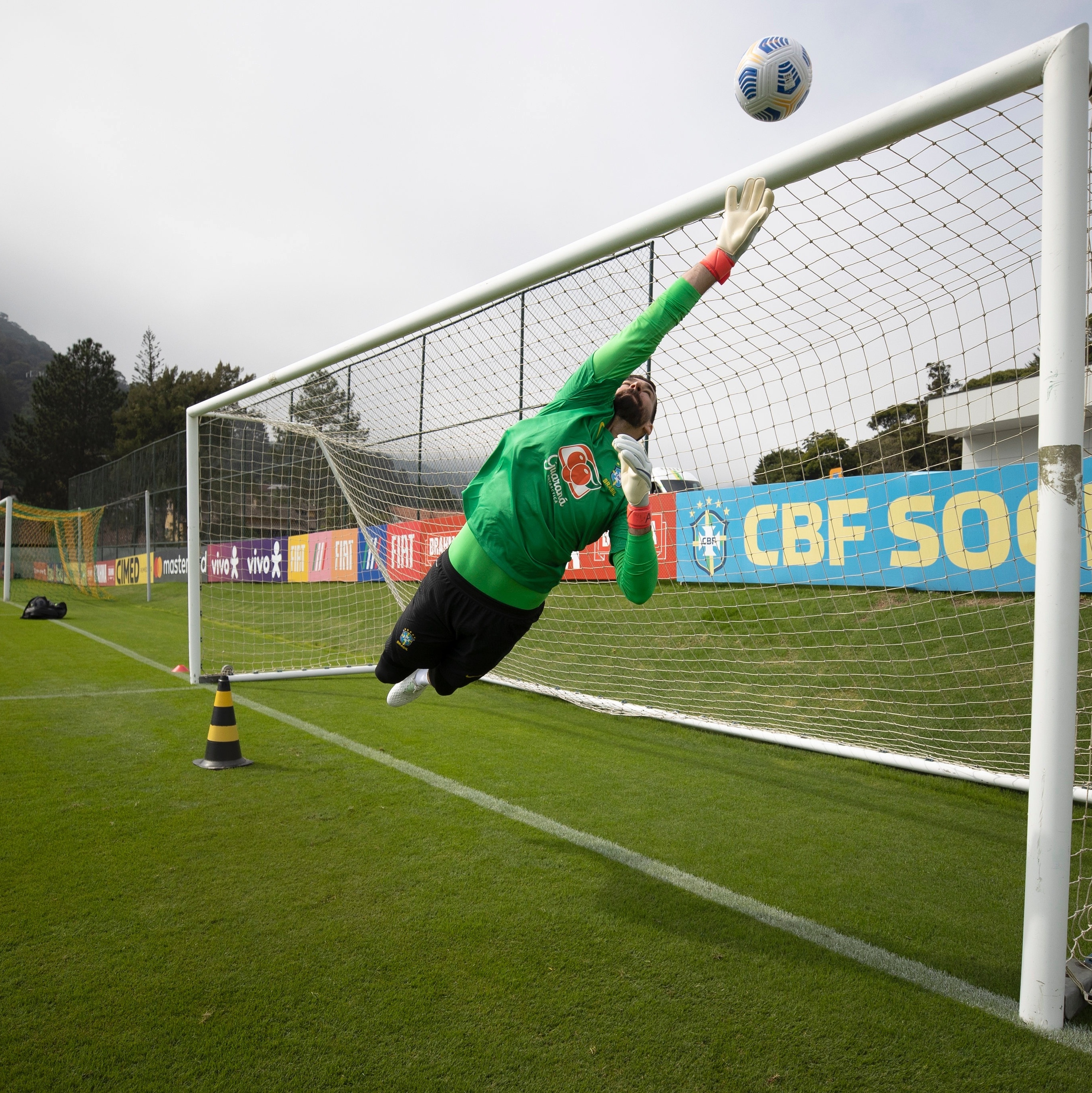 Ederson e Alisson são indicados ao prêmio de melhor goleiro do mundo pela  France Football; veja os 10 nomes - ESPORTE - Br - Futboo.com