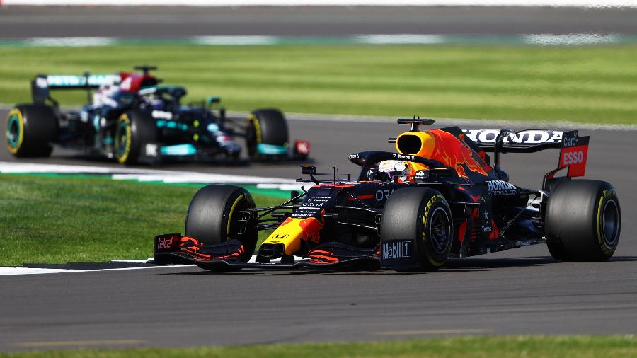 Max Verstappen à frente de Lewis Hamilton na classificação sprint do GP de Silverstone - Bryn Lennon - Formula 1/Formula 1 via Getty Images