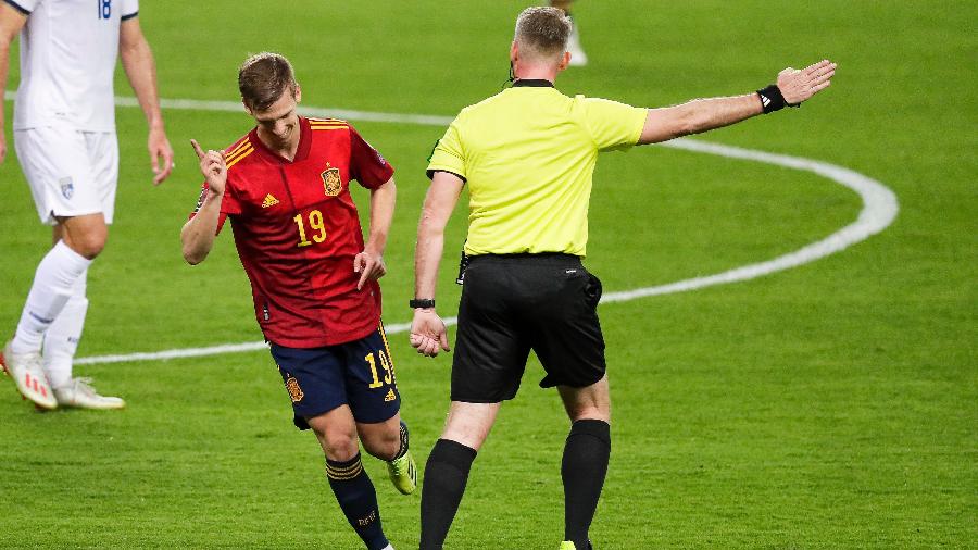 Dani Olmo comemora gol da Espanha contra Kosovo, pelas Eliminatórias da Copa do Mundo de 2022 - Getty Images