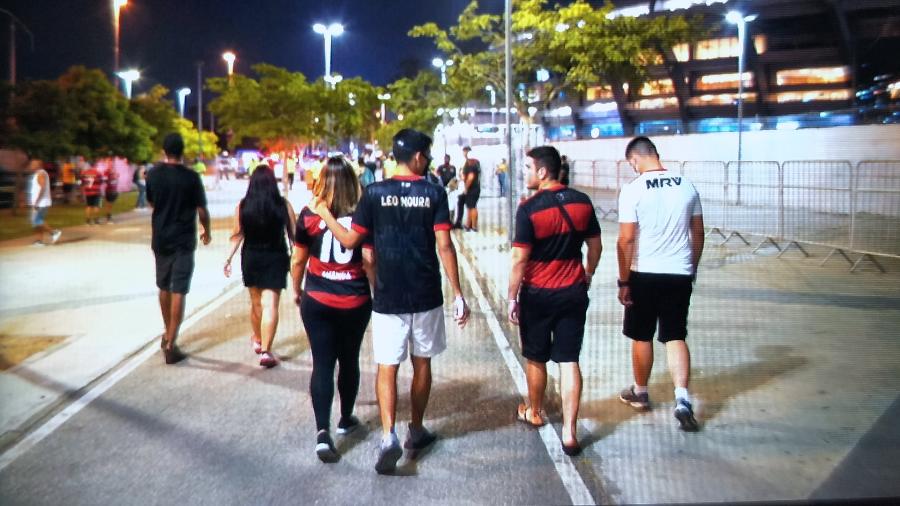 Torcedores chegam ao Maracanã para o duelo entre Flamengo e Grêmio - Ricardo Borges/UOL