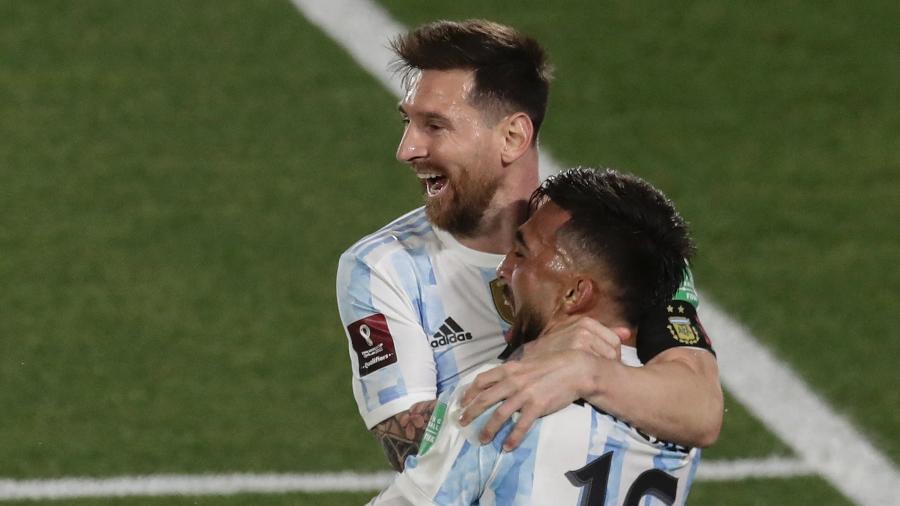 Messi comemora com Nicolas Gonzalez após marcar contra o Uruguai - ALEJANDRO PAGNI/AFP