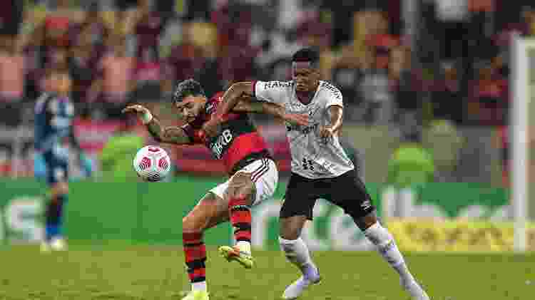 Gabigol e Abner Vinícius disputam lance no jogo entre Flamengo e Athletico-PR - Thiago Ribeiro/AGIF - Thiago Ribeiro/AGIF