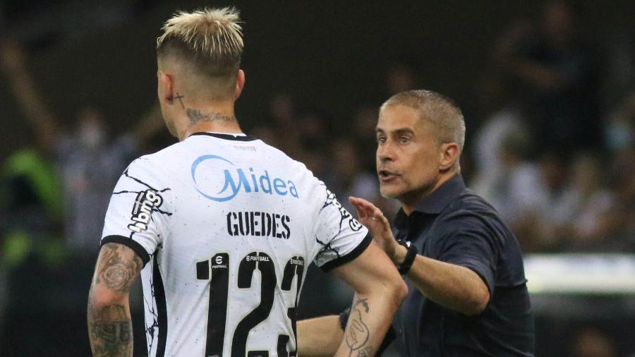 Sylvinho passa instruções a Róger Guedes, em jogo do Corinthians contra o Atlético-MG - Fernando Moreno/AGIF