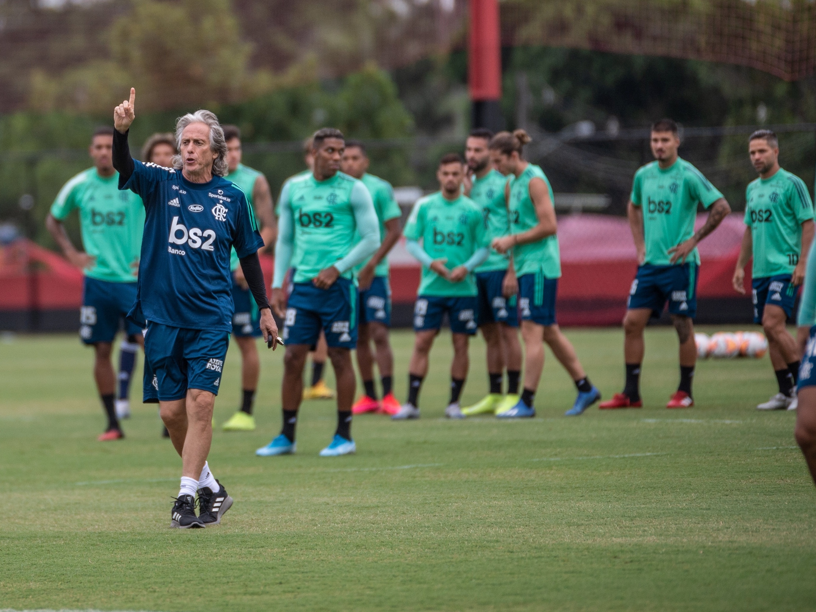 Líderes do elenco e até funcionários ainda lutam por Jesus no Flamengo