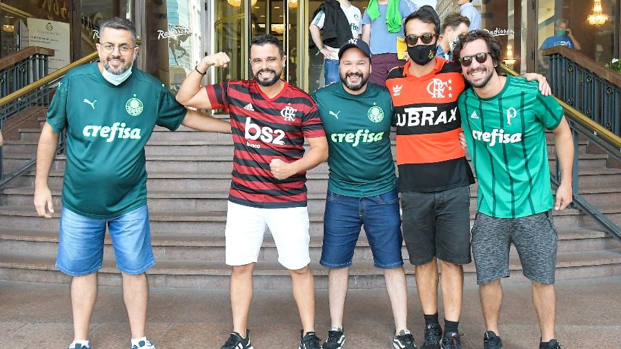 Torcedores de Palmeiras e Flamengo confraternizam antes de a bola rolar na decisão da Libertadores 2021 - CLEVER FELIX/LDG NEWS/ESTADÃO CONTEÚDO