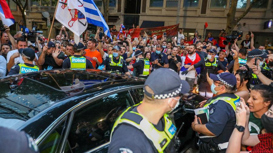 Apoiadores de Novak Djokovic cercam carro em Melbourne, na Austrália - REUTERS/Asanka Brendon Ratnayake