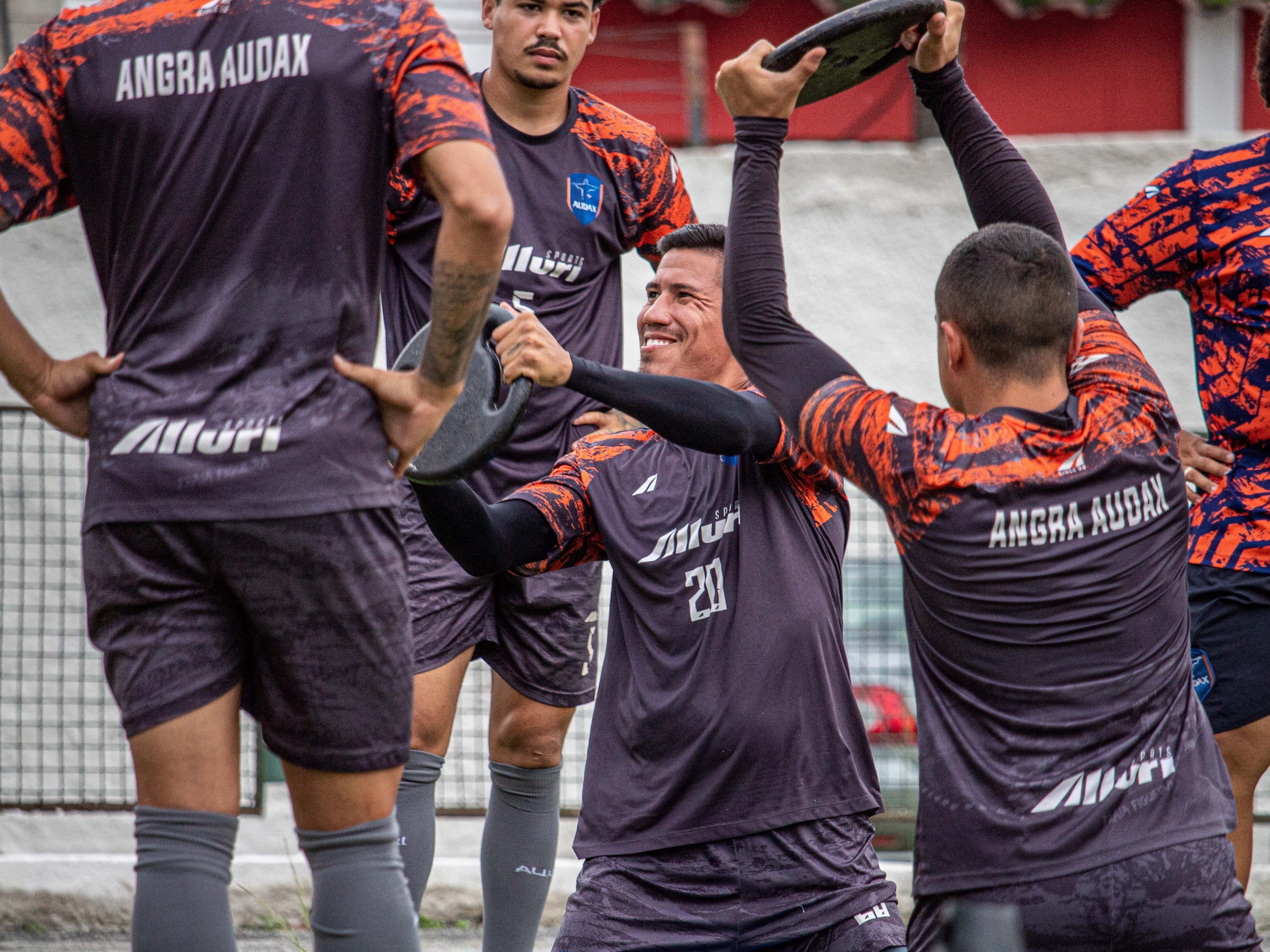 Alvo da torcida do Flamengo após derrota para o Grêmio, Isla