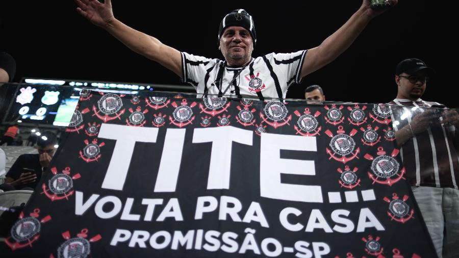 Torcedor do Corinthians pede a volta de Tite durante jogo contra o Deportivo Cali, pela Libertadores 2022 - Ettore Chiereguini/AGIF