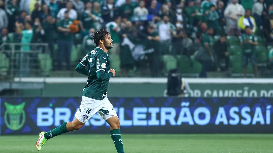 Gustavo Scarpa, jogador do Palmeiras, comemora seu gol durante partida contra o Botafogo - Marcello Zambrana/AGIF