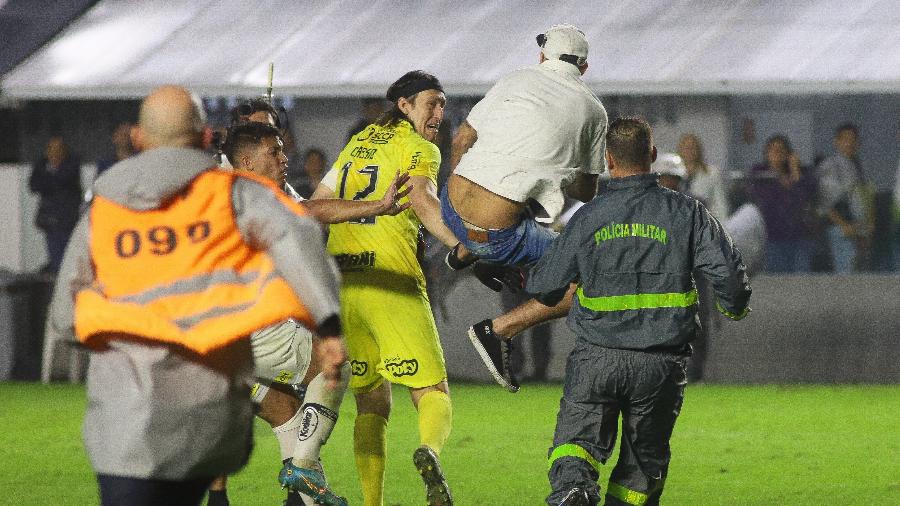 Homem invade gramado e agride Cássio no apito final de Santos x Corinthians na Copa do Brasil; punição ficou de graça - Fernanda Luz/AGIF