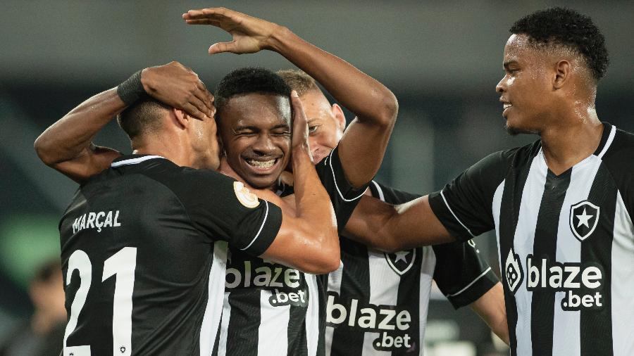Jeffinho é abraçado após jovem marcar o segundo do Botafogo na vitória sobre o Athletico-PR - Jorge Rodrigues/AGIF