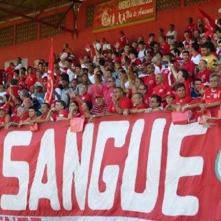 Torcida do America Football Club, no estádio Giulite Coutinho - Arquivo pessoal