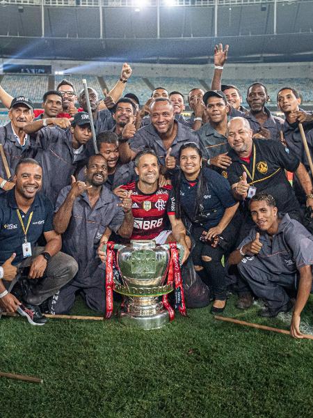Diego Ribas levanta a taça da Copa do Brasil 2022 e comemora com os funcionários do Maracanã - Paula Reis/CR Flamengo