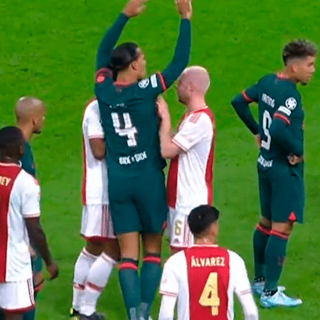 Jogador do Ajax faz cócegas em axila de rival em jogo da Champions