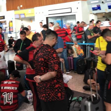 Torcedores do Flamengo aguardam situação do retorno no saguão do aeroporto de Guayaquil - Bruno Braz / UOL Esporte