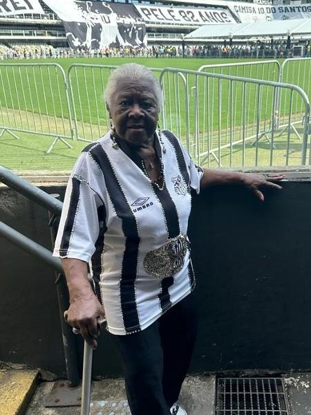 Dona Maria Aparecida Gonçalves, 89, após passar pela fila do velório de Pelé - Eder Traskini/UOL