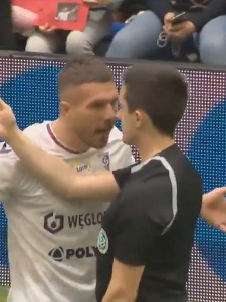 Lukas Podolski se irritou com o árbitro e foi expulso  - Reprodução