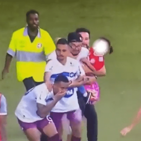 Torcedor do Inter invadiu gramado com criança no colo para agredir jogadores do Caxias após a eliminação na semifinal do Gaúcho - Reprodução/Twitter