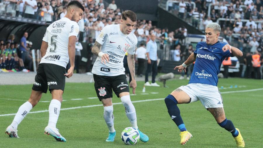 Barletta e Mateus Vital brigam pela bola em Corinthians x Cruzeiro, jogo do Campeonato Brasileiro - PETER LEONE/O FOTOGRÁFICO/ESTADÃO CONTEÚDO