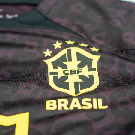 Camisa da seleção brasileira com a cor preta; uniforme foi usado em amistoso