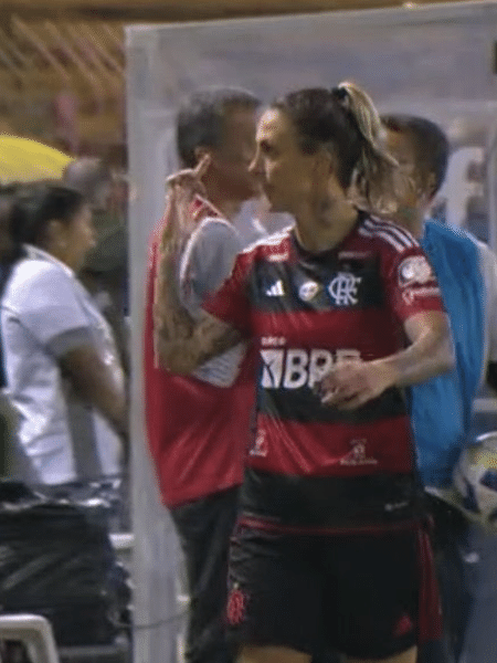 Darlene mostrou o dedo do meio para torcida em derrota do Flamengo no Brasileirão feminino - Reprodução