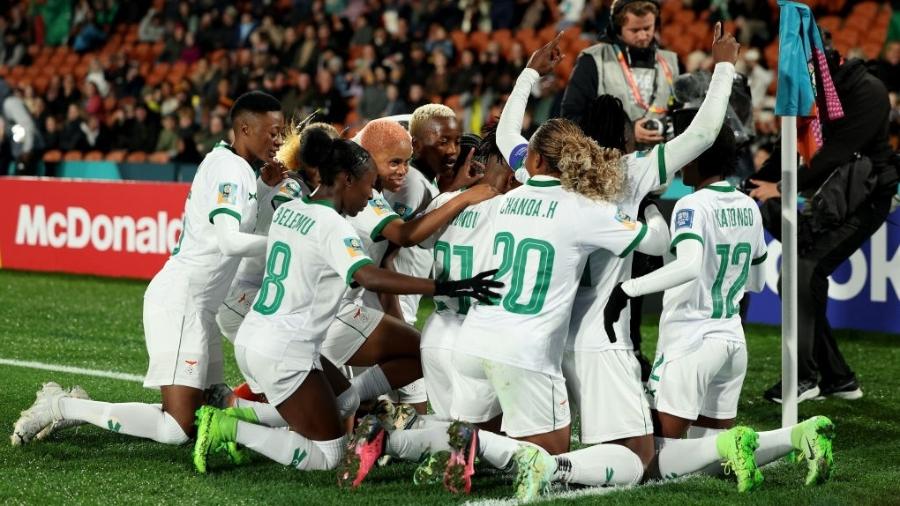 Jogadoras da Zâmbia celebram gol contra a Costa Rica na Copa feminina