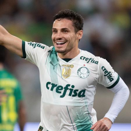 Raphael Veiga, do Palmeiras, comemora após marcar contra o Cuiabá, pelo Brasileirão: amarelo