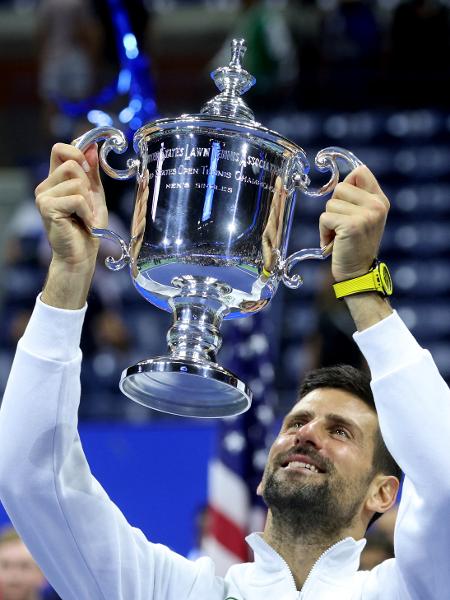 Novak Djokovic com o troféu de campeão do US Open de 2023