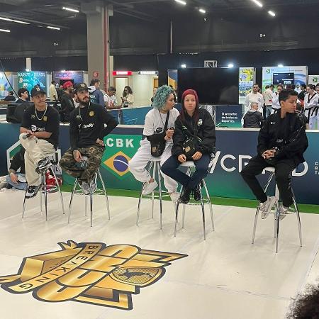 Atletas da seleção brasileira de breaking (da esq. para a dir.: Leony, Rato, Mini Japa, Nathana e Toquinha)