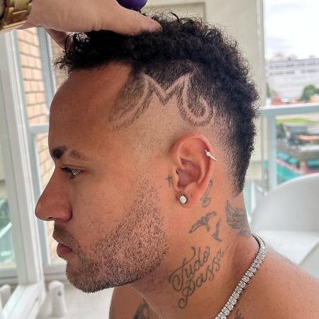 Neymar faz corte novo de cabelo com inicial "M"
