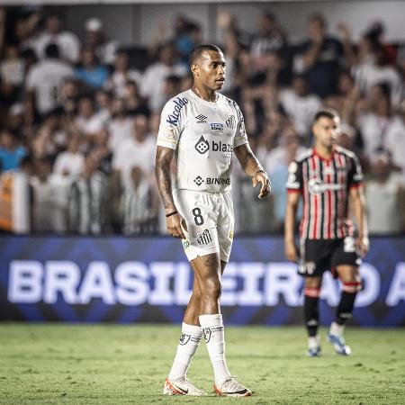 Jean Lucas em ação pelo Santos contra o São Paulo