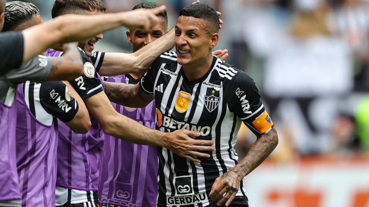 Guilherme Arana celebra seu gol pelo Atlético-MG contra o Grêmio no Campeonato Brasileiro