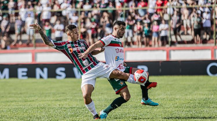 Disputa de bola em Fluminense x Portuguesa-RJ pelo Campeonato Carioca