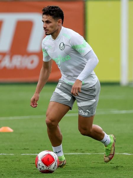 Raphael Veiga durante treinamento na Academia de Futebol