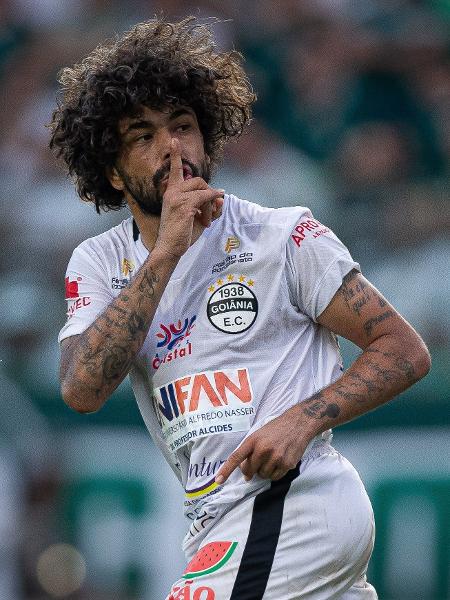 Luan, atacante do Goiânia, comemora pênalti pedindo silêncio para a torcida do Goiás