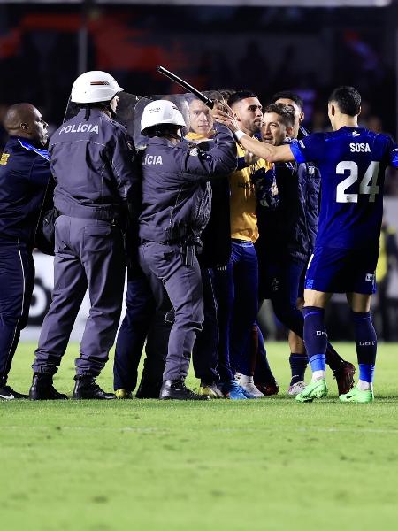 Jogadores do Talleres se envolvem em confusão com a polícia durante partida contra o São Paulo, pela Libertadores - Marcello Zambrana/AGIF