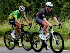 O sorriso olímpico e vencedor do ciclista brasileiro no meio do nada