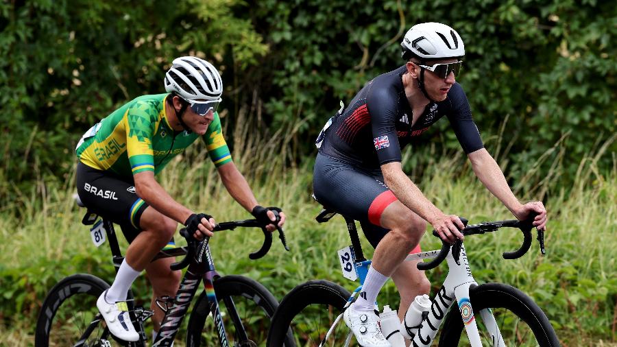 Vinicius Rangel (à esquerda), do Brasil, durante prova do ciclismo de estrada nas Olimpíadas