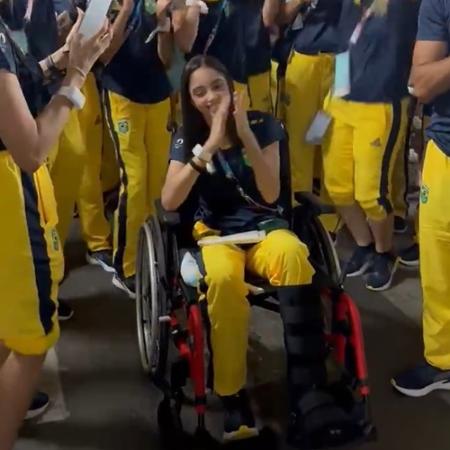 Victória Borges, brasileira da ginástica rítmica, participa do encerramento das Olimpíadas de Paris sentada em cadeira de rodas